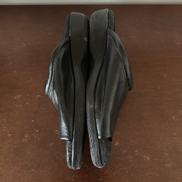 Soft Walk by Trotters | Black Slip On Sandals Size 9W - Picture 2 of 7